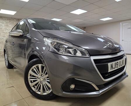 PEUGEOT 208 1.2 PureTech Signature